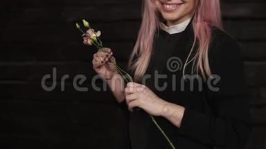特写镜头，一个漂亮的长发年轻女人选择花作为一束花。 紫色郁金香